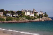 Wilde bretonische Küsten: Das bretonische Küstendorf Dinard entwickelte sich unter britischer Herrschaft von einem ruhigen Fischerdorf zu einem beliebten Badeort.