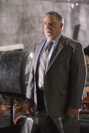 Vince Korsaks (Bruce McGill) Kollege ist bei einem Autounfall ums Leben gekommen. Nun muss der Detective erstmal alleine ermitteln.