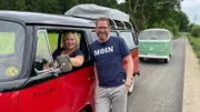 Sightseeing mal anders: Antje und Arne Soetebier wollen mit nostalgischen Touren in ihren Heide-Bullis den Tourismus in der Lüneburger Heide beleben.