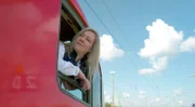 Der Regionalexpress 2 ist eine der beliebtesten Zugverbindungen der Region: Stündlich fährt er von Cottbus über Berlin bis nach Nauen und wieder zurück. Die Fahrt ist eine Reise voller Gegensätze durch Stadt und Land, durch eine Region im Wandel mit Blick auch auf ihre Bewohner – Alteingesessen und Zugezogene. - Die Zugführerin Maren Becker im RE 2.