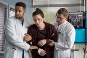 Matteo (Mike Adler, l.) und Elias (Stefan Ruppe, r.) kümmern sich um ihren Kollegen Tom (Tilman Pörzgen, M.), dessen Zustand nach einem Fahrradunfall, doch kritischer ist, als zunächst gedacht.