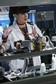 Abby (Pauley Perrette) ist mal wieder in ihrem Element und liefert den entscheidenden Hinweis: Doch welcher der drei Tatverdächtigen hat den Mord wirklich begangen?