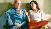 Johnny (Sascha Gluth), ein alter Freund von Walters Bruder, spricht mit Walter (Katy Karrenbauer) über Andreas' Tod.