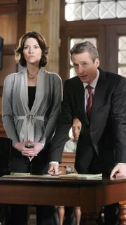Die Staatsanwälte Rubirosa (Alana De La Garza, l.) und Cutter (Linus Roache) versuchen vor Gericht zu beweisen, dass der Ehemann der Ermordeten der Täter ist. Doch dessen Anwalt verunsichert die Geschworenen mit seinen Verschwörungstheorien derart, dass eine Verurteilung fraglich ist.