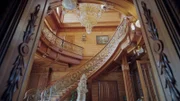 Treppe im Honkahaus und luxuriöser Kronleuchter.
