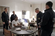 Was weiß Leutnant Burke (Titus Makin Jr., 3.v.l.) über den Mord an einem Marineoffizier? McGee (Sean Murray, l.), Bishop (Emily Wickersham, 2.v.l.), Gibbs (Mark Harmon, 2.v.r.) und DiNozzo (Michael Weatherly, r.) nehmen ihn unter die Lupe ...