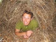 Willi in einer Notunterkunft für die Nacht. Diesmal erfährt Willi, wie man ohne Ausrüstung in der Wildnis zurechtkommt.