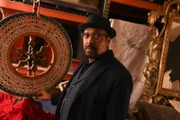 Alec Mercer (Jesse L. Martin)