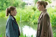 Lizzie Lancaster (Faye Marsay) und Alice (Hattie Morahan, r)