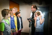 Till (Otto von Grevenmoor, links), Stella (Zoë Malia Moon) und Ramin (Jann Piet) versuchen, Justus Tanner (Albrecht Ganskopf) in eine Falle zu locken; doch der hat Pinja (Sina Michel, rechts) schon in seiner Gewalt.