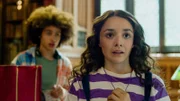 Addie (Lola Blue, r.) sucht mit Frank (Zac Looker) in der Unibibliothek nach Informationen über Lady Margret Fraser.