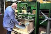 Stefan Thoma arbeitet mit einer 20-Tonnen-Presse. Damit repariert er die Sitzschale des Eames-Lounge Chair in seiner Manufaktur in Breisach am Rhein.