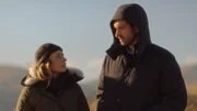 Camper Jack wurde von einem Mann zerquetscht, der buchstäblich vom Himmel fiel. Detective Sergeant Anais Mallory (Chelsie Preston Crayford) und Detective Simon Delaney (Matt Whelan) nehmen den Fundort der beiden Leichen in Augenschein.