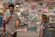 Al (Adhir Kalyan, l.); Hazel (Farrah Mackenzie, r.)