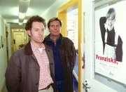 Dr. Stefan Frank (Sigmar Solbach, r.) besucht mit Wilfried Klöber (Jürgen Tonkel) eine integrative Ganztagesschule, in der normale und behinderte Kinder gleichermaßen unterrichtet werden.