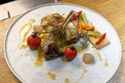 In jeder griechischen Taverne steht Kleftiko auf der Karte – ein traditionell mit Ziegenfleisch zubereiteter Eintopf, der nach den Aromen der griechischen Landschaft schmeckt.
