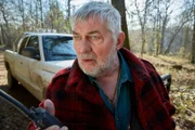 Hans (Heinz Hoenig) ist Kopf der Entführerbande und will wissen, wie die Suche nach der entflohenen Lisa läuft.