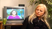 Mara (re.) schaut sich Mandys Videobotschaft an