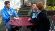 Bei der Geldübergabe, von links: Trödelexperte Sükrü Pehlivan, Kerstin und Rosemarie.