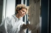 Nadine Jäger (Karen Dahmen) untersucht den Tatort und findet einen Brief.