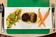 Frikadellen mit Kartoffelstampf, Bayrisch Kraut und glasierten Karotten; Leibgericht von Tanja Eib