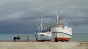 Dänemarks Strandkutter sind einzigartig – weil die sandige Küste den Bau von Häfen erschwerte, nutzen die Fischer den Strand als Liegeplatz.
