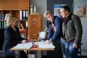 Semir (Erdogan Atalay, r.) und Paul (Daniel Roesner) befragen Repin (Susanne Szell) zu den Kindesentführern und stoßen dabei auf die Agentur ‚"Ein neues zu Hause‚".