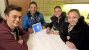 Trödelprofi Mauro Corradiono mit Isi (2.v.re.) und deren beste Freunde Patricia (re.) und Alex (li.)