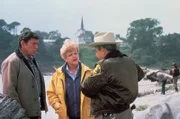 Jessica (Angela Lansbury, M.) bekommt Besuch von ihrem alten Freund Ethan Cragg (Claude Akins, l.). Von Sheriff Amos Tupper (Tom Bosley, r.) erfahren sie von dem Unglück, das sich während eines Unwetters zugetragen hat.