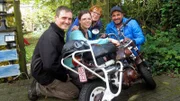Beim Motorradverkauf, von links: Niko, Kerstin, Rosemarie und Trödelexpterte Sükrü Pehlivan.