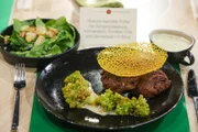Rotkohl-Kartoffel-Puffer mit Gorgonzolasauce, Romanesco, Korallen-Chip und Spinatsalat mit Birne von Laura Steinkopf
