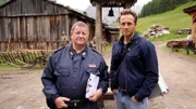 Peter Kerschbaumer (Hanspeter Müller-Drossaat, li.) und sein Sohn und Kollege Jonas Kerschbaumer (Gabriel Raab, vorne r.) ermitteln in streng religiösen Kreisen.