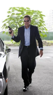 Larry Sizemore (Tim Matheson) ist sogar bereit, einen guten Freund zu töten, nur um an sein Ziel zu kommen.