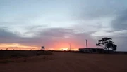 Ein paar Häuser, ein Hotel. Eine Siedlung an der Bahnlinie durch das Outback.