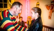 Der Schulhausmeister (Peter Rühring, li.) und seine Enkelin (Lilly Barshy, re.) überlegen gemeinsam mit den Pfefferkörnern, was mit der Beute geschehen soll.