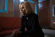 Mrs. Rothman (Sofia Helin) verspricht Alex Unterstützung, die ihn an seine Grenzen bringen soll – doch wird er zustimmen?