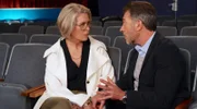 Patricia Wells (Jennifer Ward-Lealand, li.) diskutiert mit dem Kinobesitzer Lyall Densem (John Glass, re.).