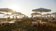 Die Ruhe vor dem Ansturm: Am frühen Morgen ist der berühmte Sonnenstrand noch fast menschenleer, doch im Laufe des Tages zieht es hier die Massen ans Schwarze Meer.
