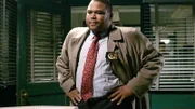 Die Beamten der Dienstaufsicht, Detective Kevin Bernard (Anthony Anderson) und seine Kollegen, kommen schnell hinter die alten Verbindungen ihres Kollegen Green zum Glückspiel und bezweifeln seine Notwehr-Geschichte.