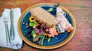 Saftiges norddeutsches Schwarzbrot eignet sich hervorragend als Basis für Grits Lieblingsstulle mit geräuchertem Haff-Aal. Dazu frischer Matjes als Beilage.
