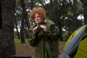 Lehrerin Ms Crapper (Helen Dallimore) versucht die Klasse im Feriencamp unter Kontrolle zu halten.