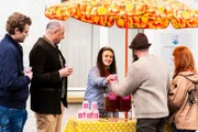 An Majas Eistee-Stand finden sich viele Lansiger ein. Von links: Philipp (Philipp Schneider, KLD), Hubert (Bernhard Ulrich), Maja (Godiva Adela) und Komparsen.