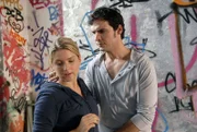 Anna (Jeanette Biedermann, l.) spürt eine große Nähe zu Alexander (Paul T. Grasshoff, r.), doch sie kann und will sich noch nicht darauf einlassen und entzieht sich ihm ...