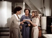 Corabeth (Ronnie Claire Edwards, l.) bringt Rose (Peggy Rea, M.) und Cindy (Leslie Winston, r.) den Antwortbrief auf Cindys Suchanzeige in der Zeitung.