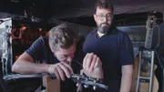 Checker Tobi darf eine Saite für den Gitarristen der Band "Die Ärzte" aufziehen.