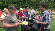 Trödelprofi Marco Heuberg (re.) auf dem Flohmarkt