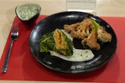 Finalgericht: Mit Hähnchen und Linsen gefüllte Spitzkohl-Päckchen mit Schnittlauch-Senfsauce und gebackenem Kokos-Brokkoli nach einem Rezept von Johann Lafer von Laura Steinkopf.