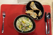Tagesmotto "Asiatische Küche": Tom Kha Gai mit Reisnudeln und knusprigem Hühnerhautchip von Claus Linde