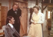 Caroline (Karen Grassle, r.) lädt das frisch verliebte Paar Kate Thorvald (Anne Archer, l.) und Hurrom Baker (Kevin Hagen) zum Abendessen ein.