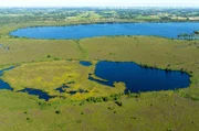 Das „Ewige Meer“ ist Deutschlands größter Hochmoorsee, es liegt in Ostfriesland und hat eine Größe von knapp einem Quadratkilometer.